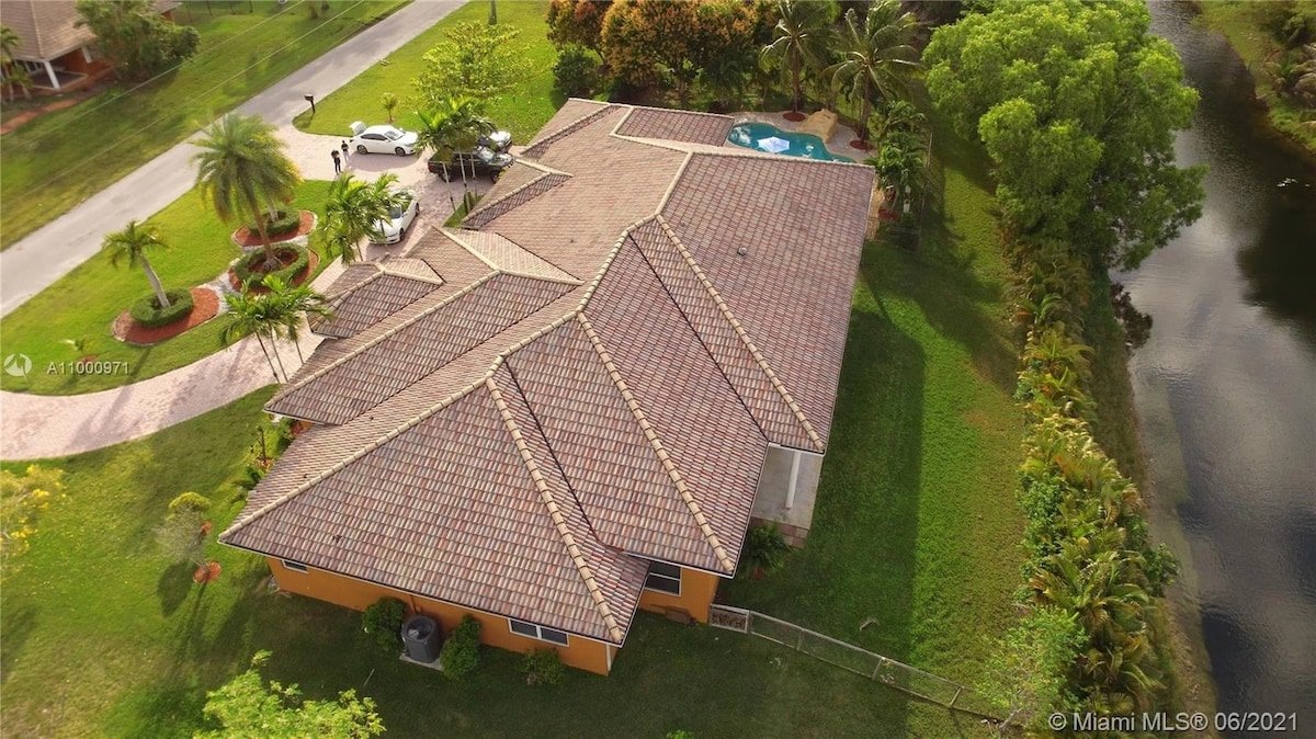 Colossal 4 Bedroom Manor w/ Pool gallery image 5