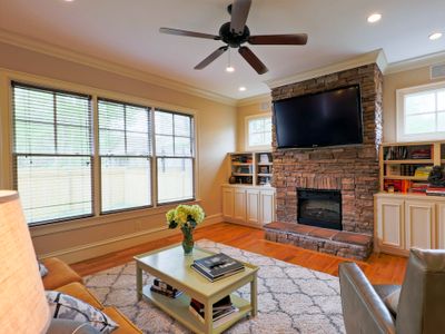 Massive Palace Close to Downtown!