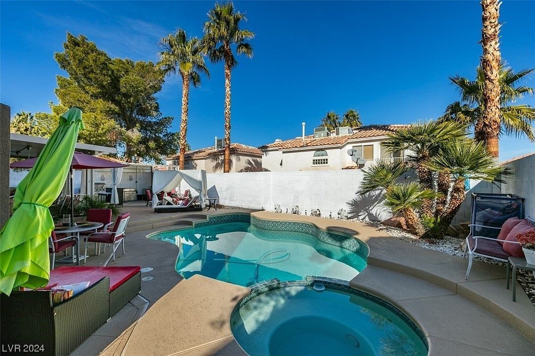 Lovely 6BR house with pool gallery image 3