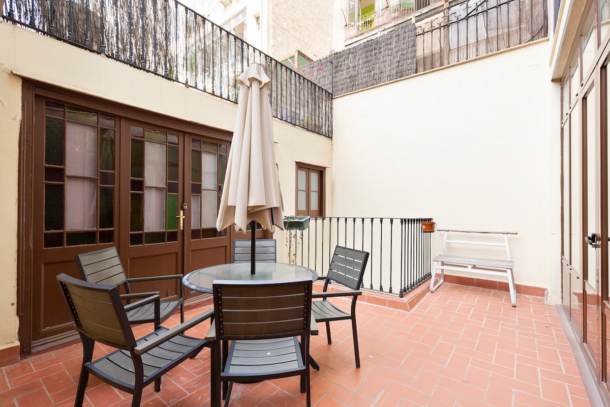 Apt. w/ PATIO, 3 Bedrs, 2 Bathrs & AC (7 adults) gallery image 5