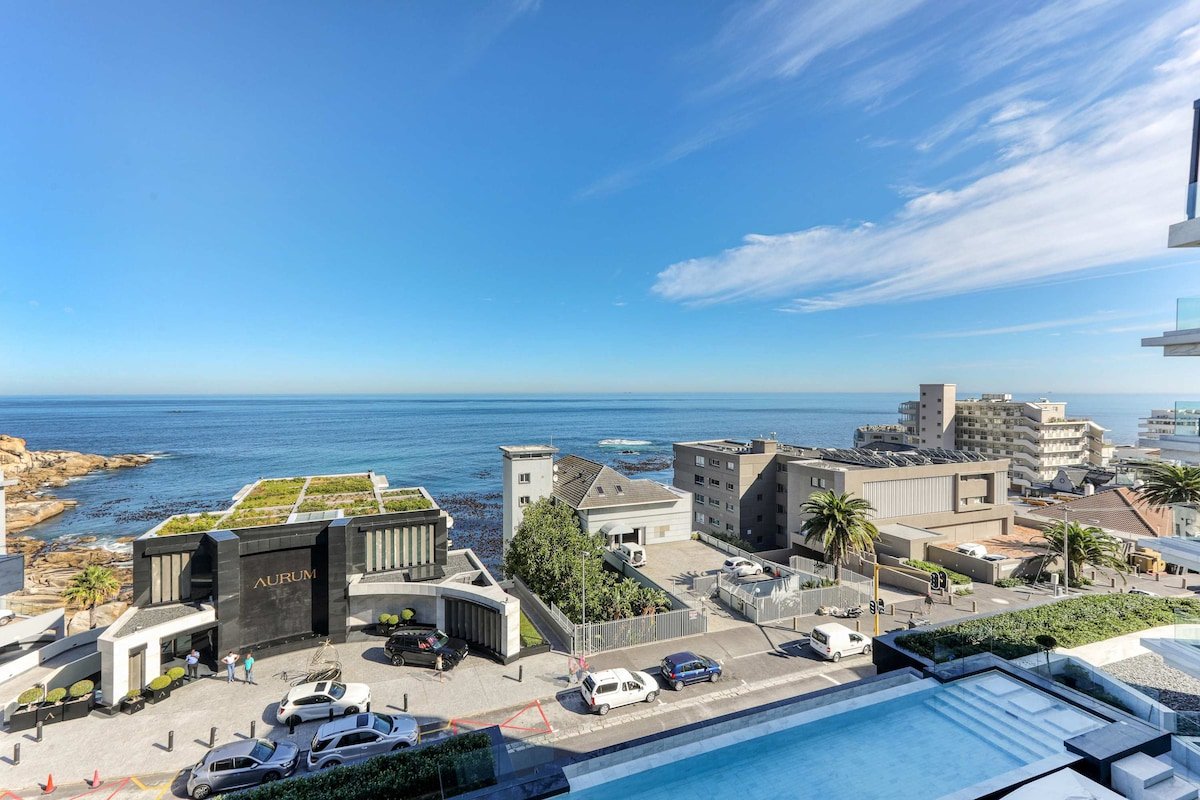 Bantry Bay Allure – Luxury Apt with the best views gallery image 2