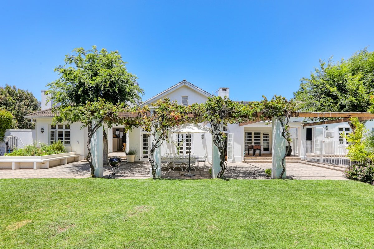 Home in Cape Town XL property -solar energy & pool gallery image 2