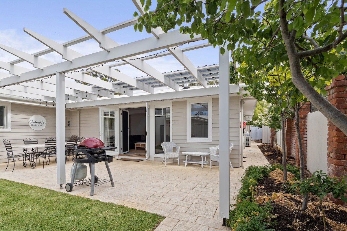 BEACH 100m away PET friendly NEW Modern Hamptons gallery image 3