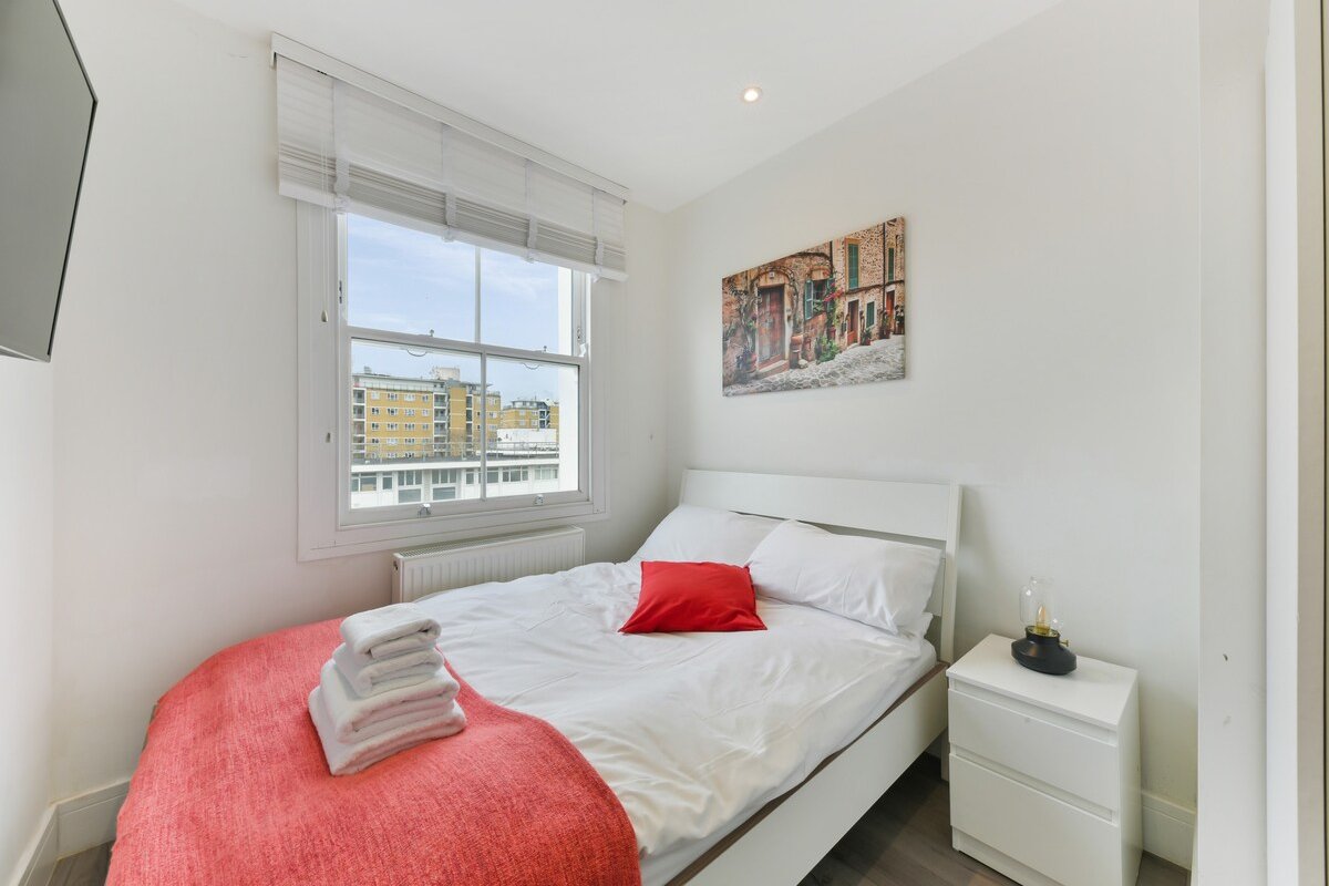 Large 4-Bedroom Stylish Flat In City Centre gallery image 5