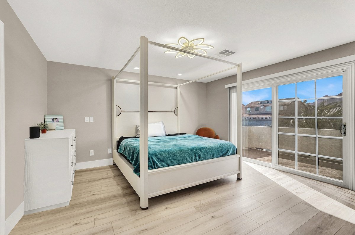 Luxe 5BR Home w/ Pool, BBQ, EV Charger Near Strip! gallery image 5