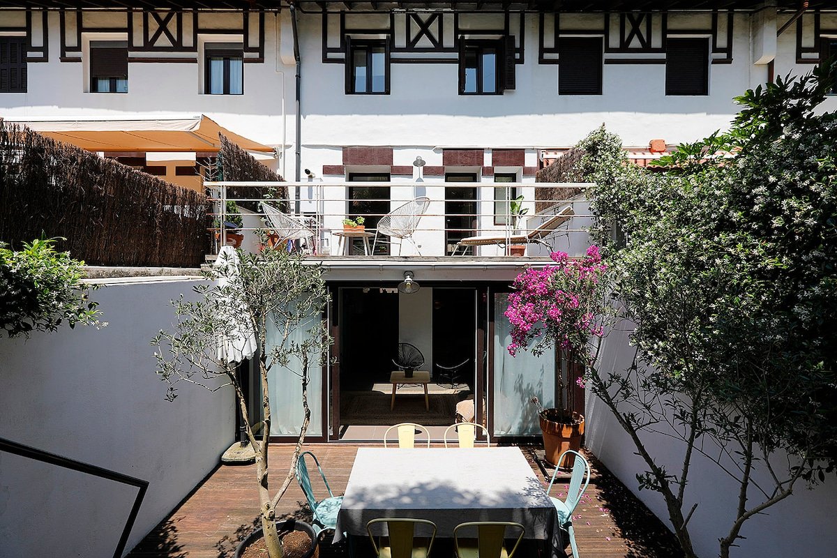 House near the Beach + garden +free parking gallery image 3