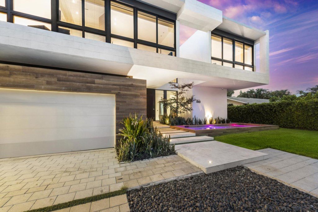 Villa Okasa: Pool + Hot tub Modern Marvel