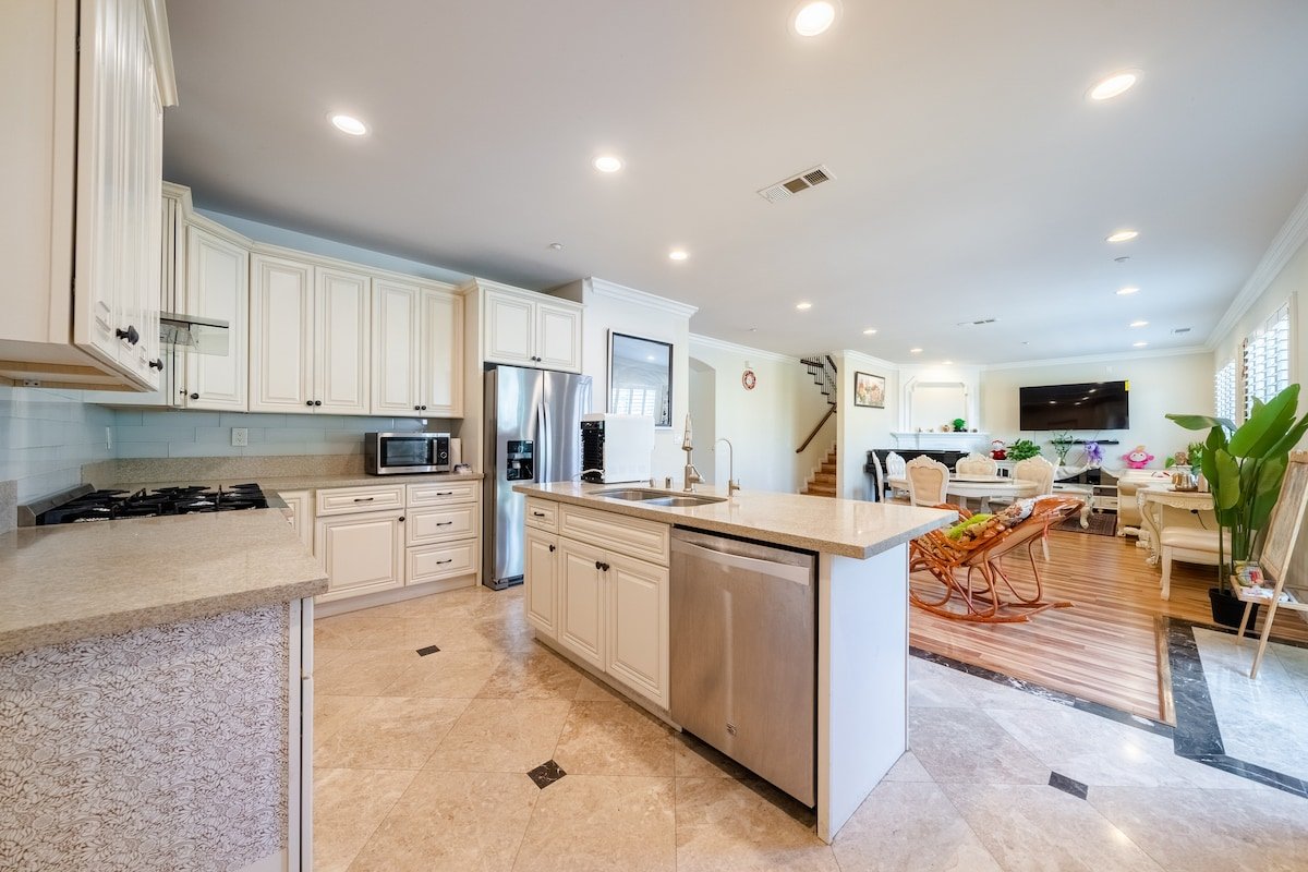 40 ppl 2 houses 13 Bedrooms btw Disney Hollywd gallery image 5