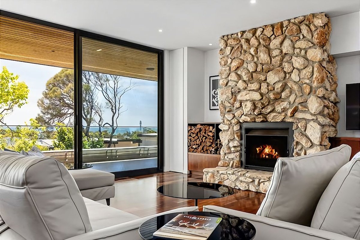 Majestic McCrae Luxury Pool Views to the Bay gallery image 5