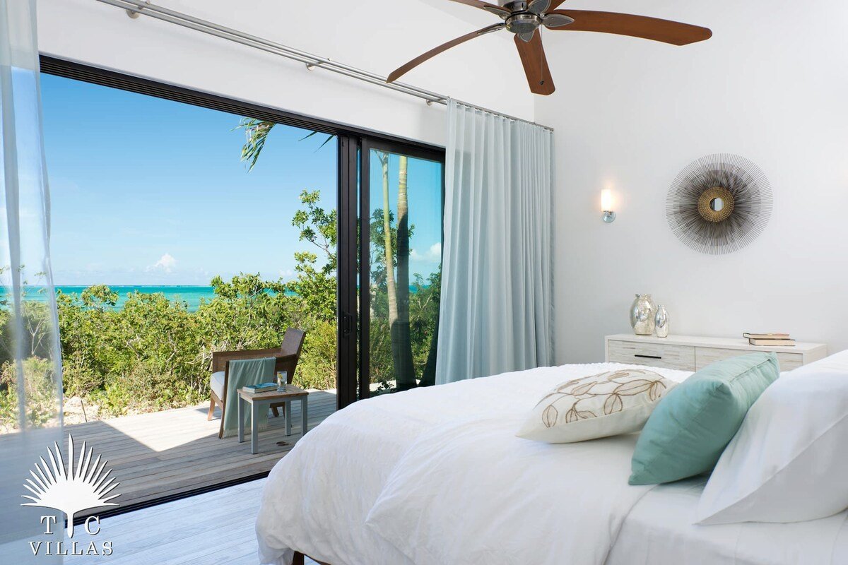 TC Villas | Castaway | Luxury Beachfront w. Pool gallery image 3