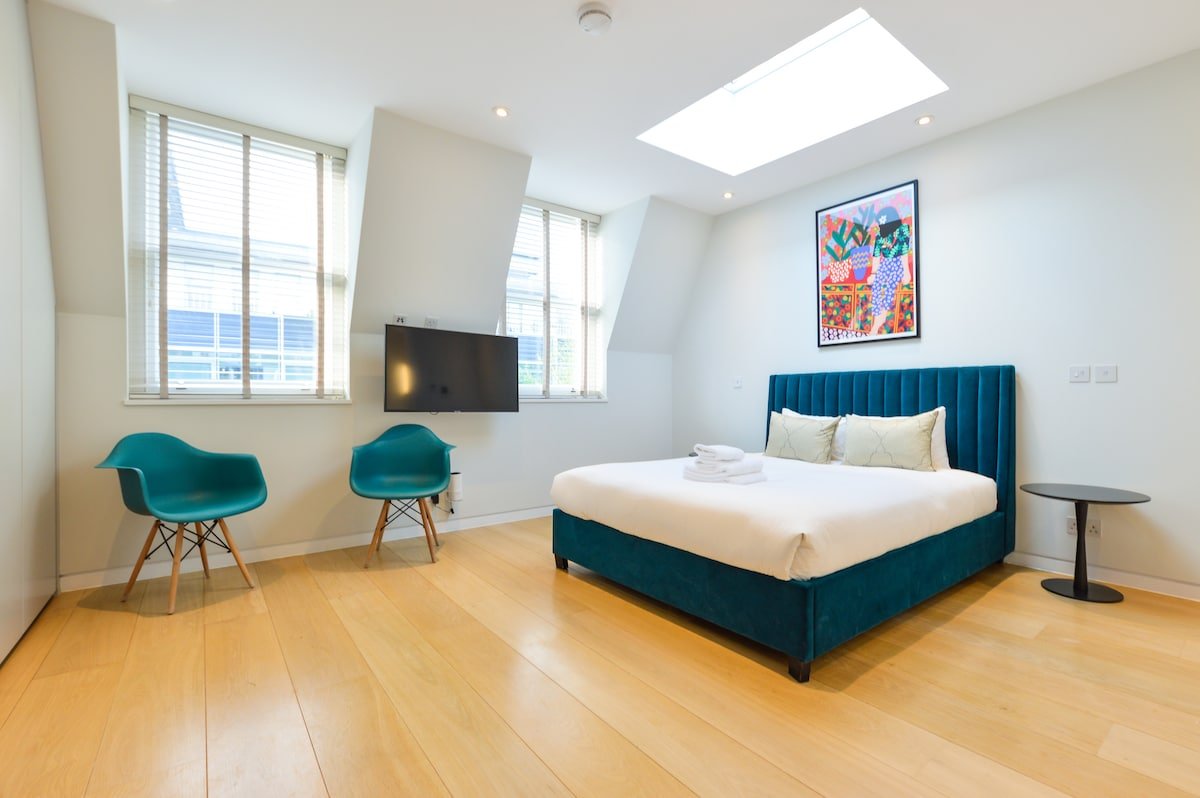 High-End Fitzrovia Triplex gallery image 3