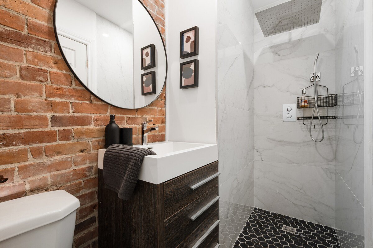 Unique ,Old, Montreal & Patio 10 Guests gallery image 5