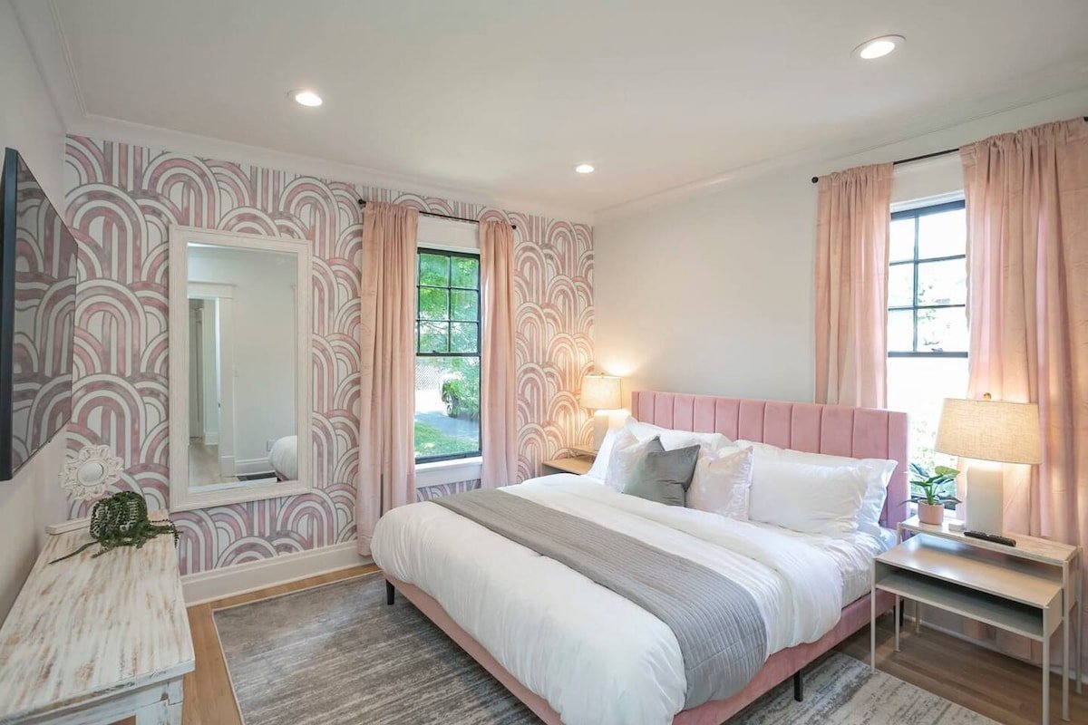 The Pink House w Hot Tub + 1.5Mi to Broadway gallery image 5