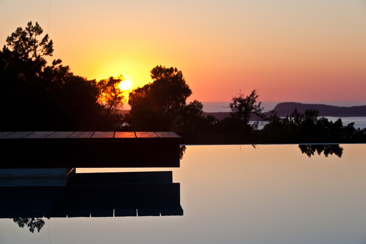 Sunset retreat- Panoramic sea views- infinity pool gallery image 5
