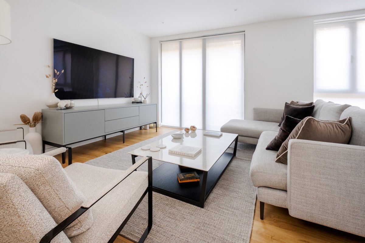 Bright retreat w/ gym near Green Park