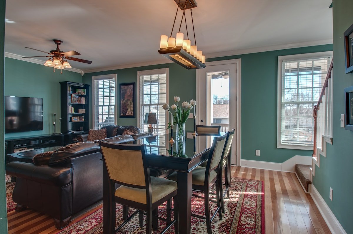 Sleeps 8, 4 King Suites/4.5 Baths, 5 min Downtown! gallery image 4