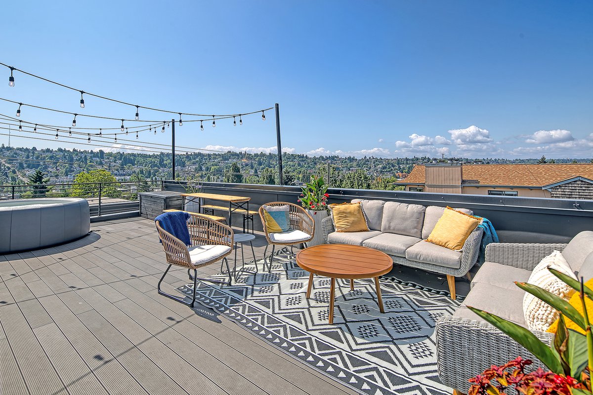 Gus II – Rooftop Hot Tub – Modern 5br/4bth Home