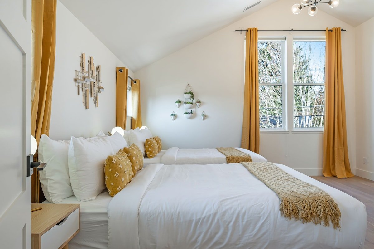 Spacious 6B4BA Close to Greenlake w/AC & Parking gallery image 2