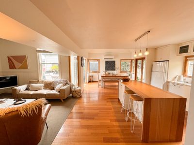 Best location in Hobart! Luxury 4 bedroom w/views