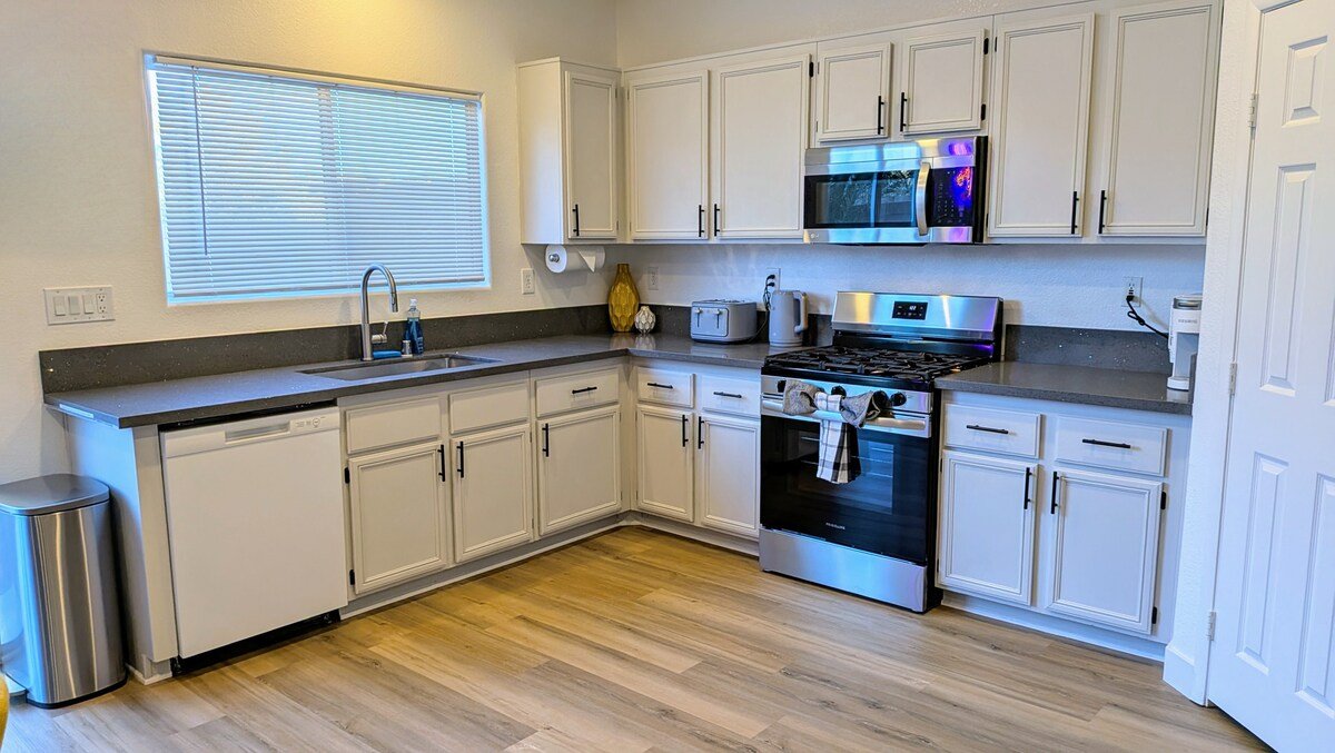 8 Bedroom Fun Smart Home, 8 Minutes to the Strip gallery image 4