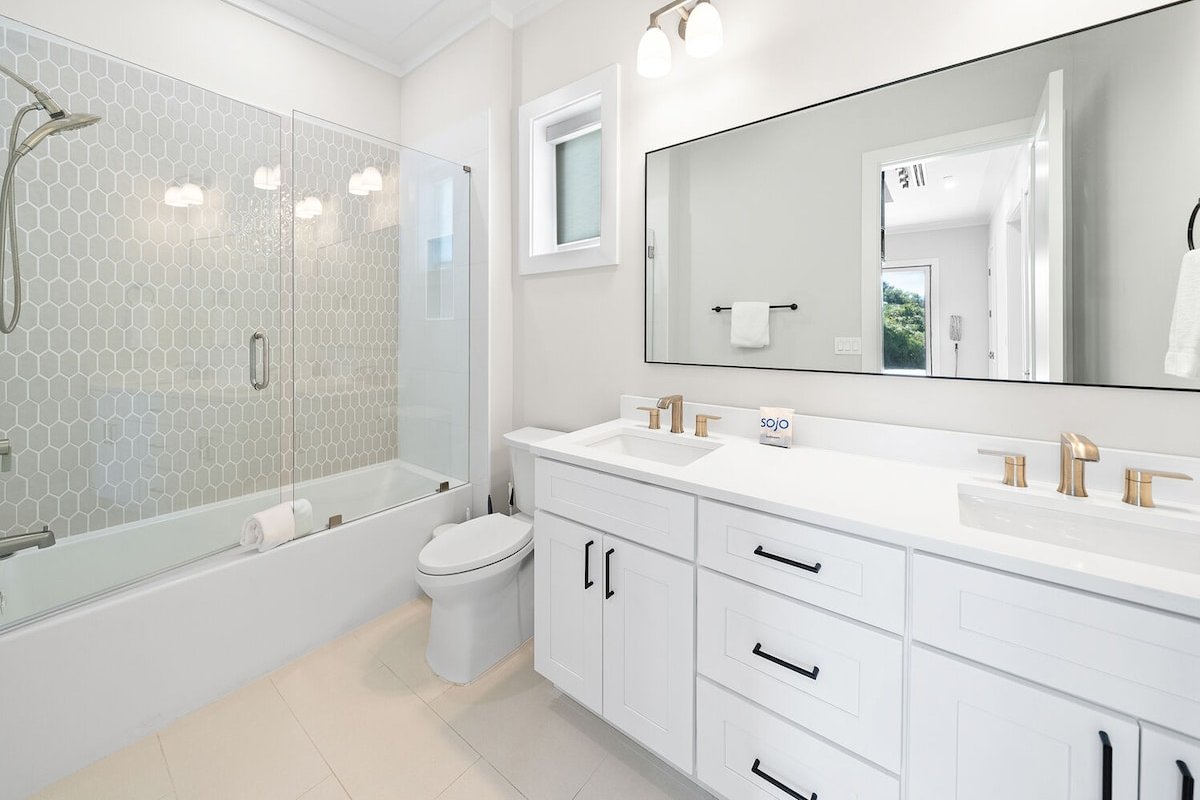 Ocean Breeze |Hot Tub,4 Bikes & 2 Beach Chairs gallery image 5