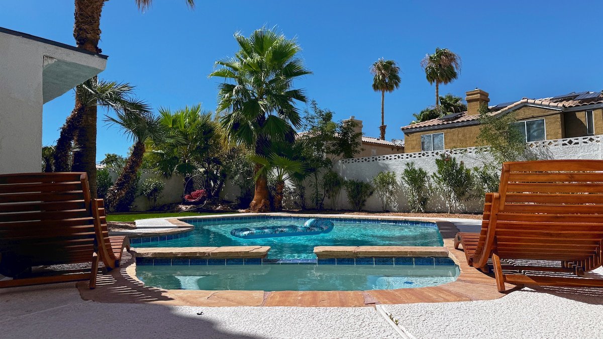 Sleeps 12, XL Pool/Spa/BBQ Retreat & Gameroom loft gallery image 3