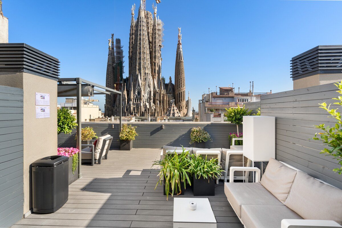 Large 3 bedroom Duplex with Sagrada Familia view gallery image 3