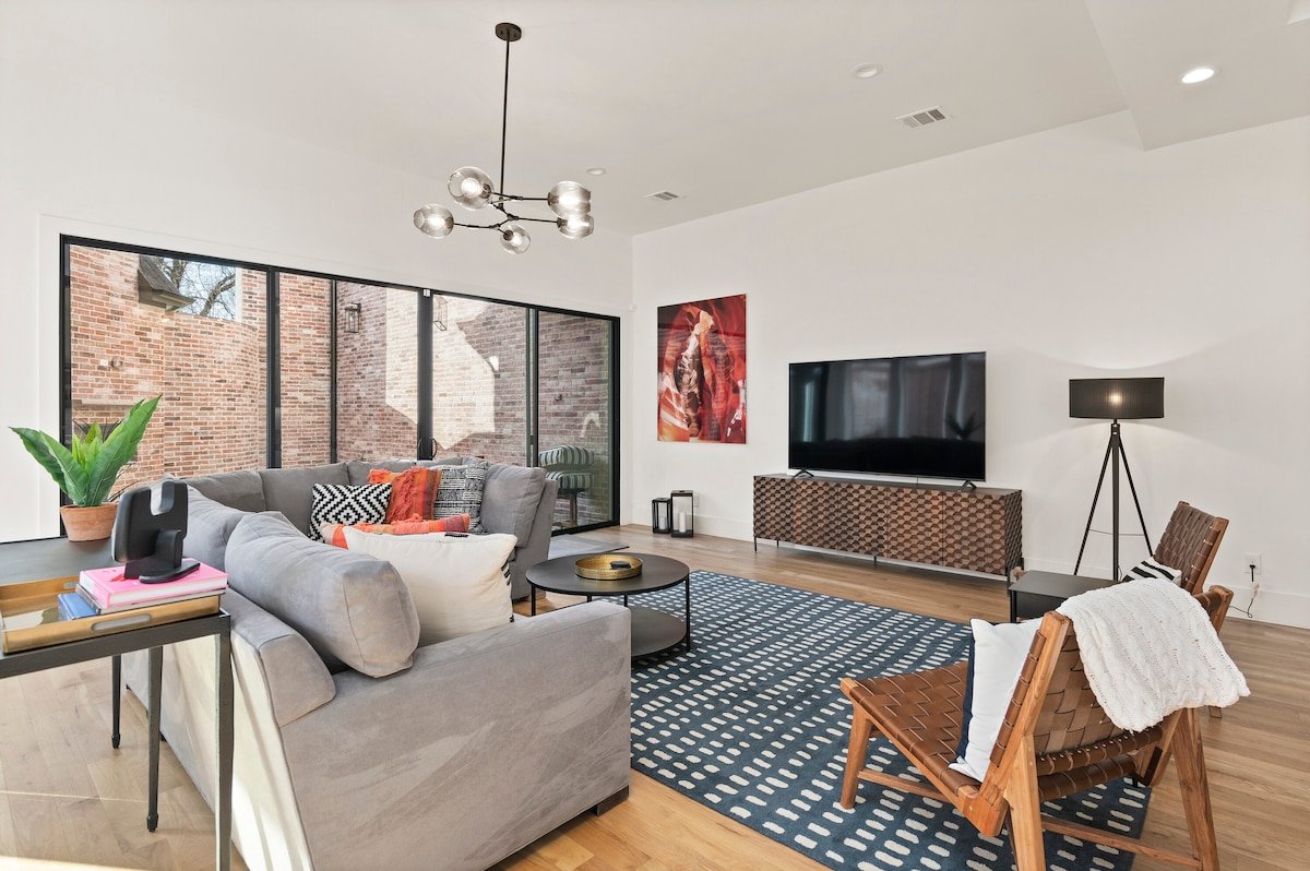 SMU Sophisticated Home Retreat – Center of Dallas gallery image 5