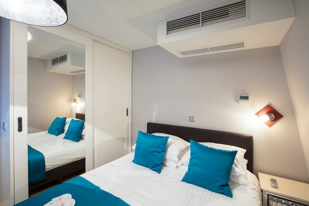 Karel Appel apartment with canal view + terrace gallery image 5