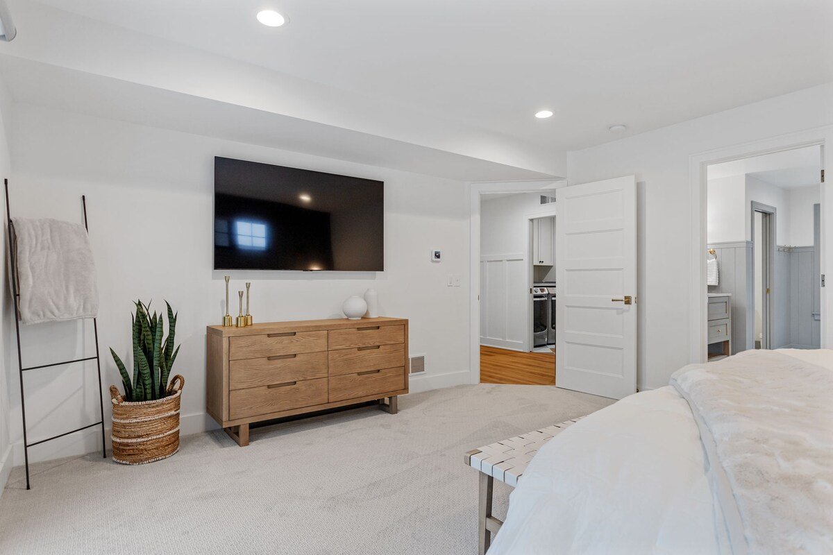 Family Luxury Lakefront Sunsets • Beach • Golf gallery image 3