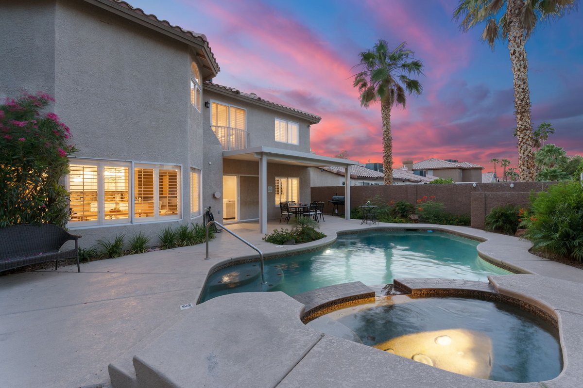 Newly updated! Licensed, Superhost, sleeps 12!