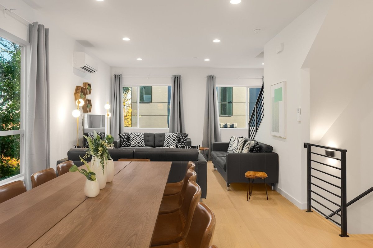 Walk to CapHill 4B2.5B Sleeps 12 w/Rooftop deck gallery image 4