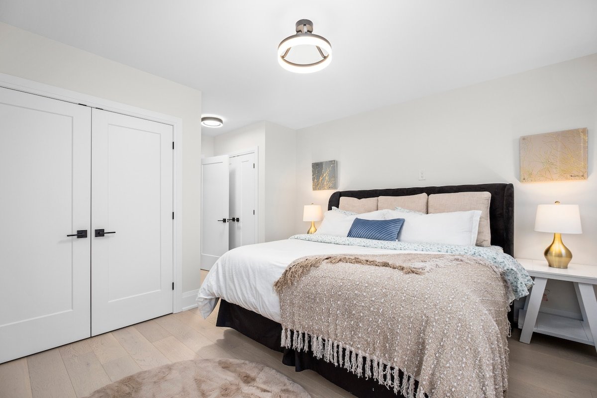 Long Term Rental – Spacious Home w/ Free Parking! gallery image 3