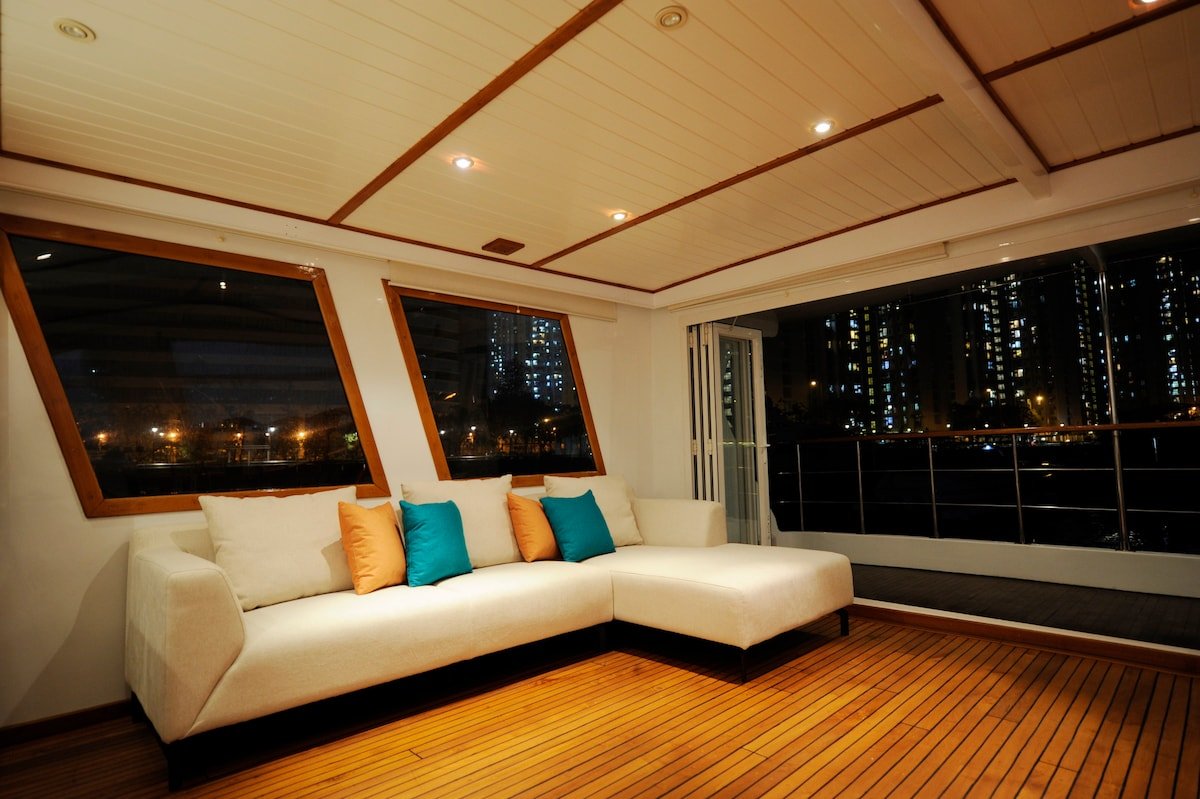 Spacious Houseboat – Whole Boat – Near Soho East gallery image 2