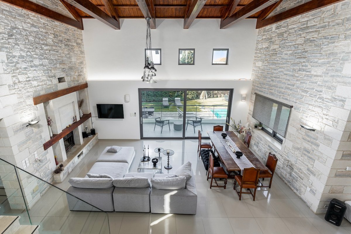 FREE Breakfast, w/Outdoor & Indoor Pool, 20 guests gallery image 5