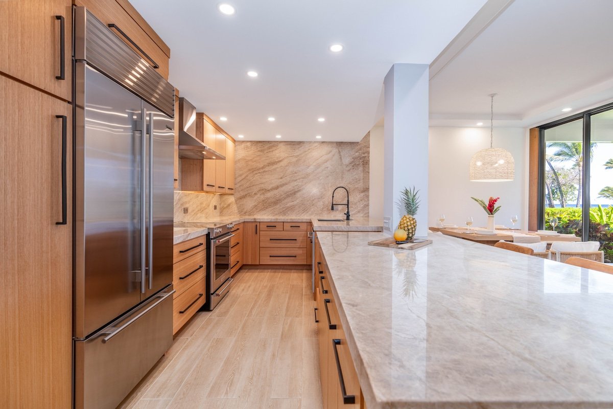 Gorgeous, Fully-Upgraded Oceanfront Condo by Beach gallery image 5