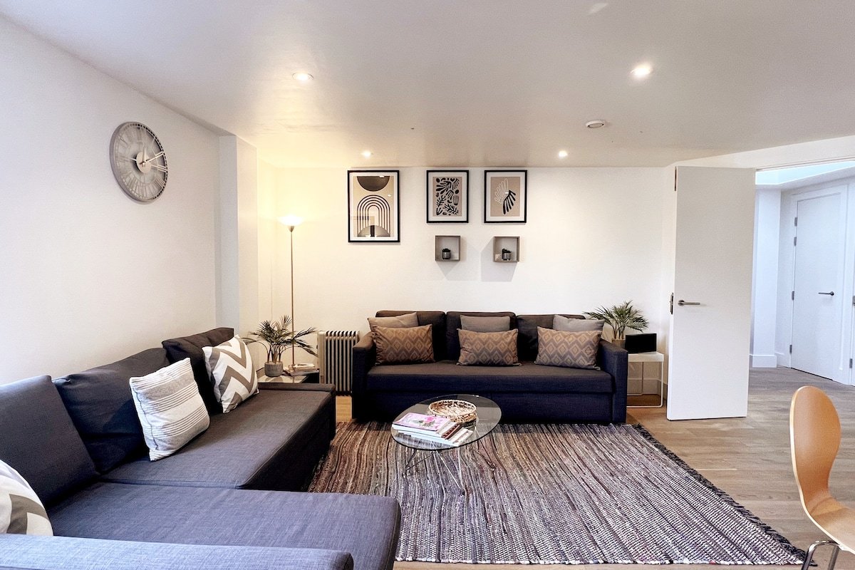 Amazing 2 bed apartment in heart of Covent Garden gallery image 2