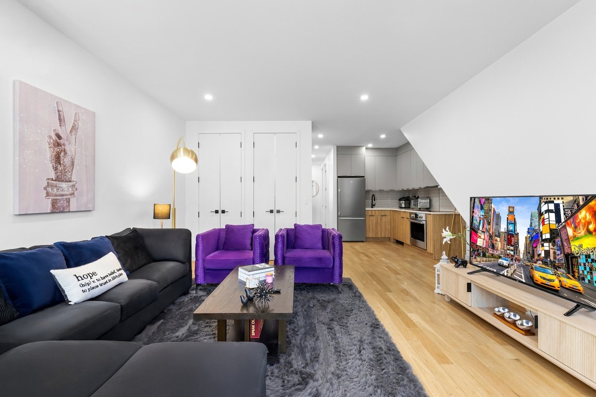 NEW |Mural, Yard +Gameroom |3BR 3BA in NYC gallery image 3