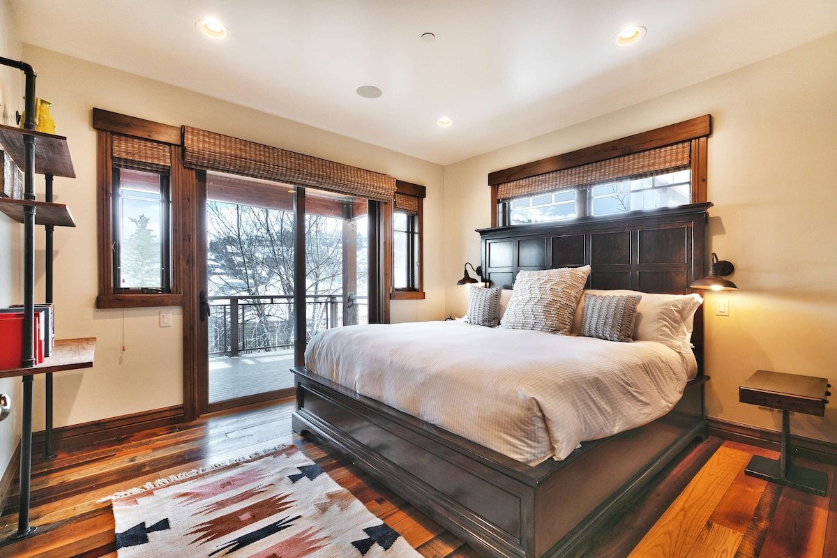 Old Town Escape | Ski Access + Theater + Hot Tub gallery image 4