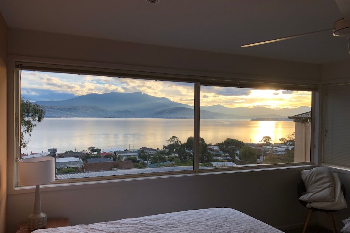 Home Away From Home with 180 Degree Hobart Views gallery image 4