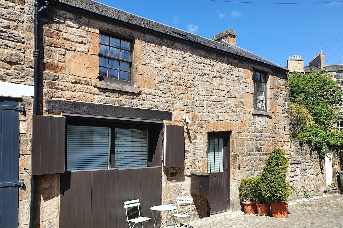 Idyllic Mews House in the Heart of the New Town gallery image 2