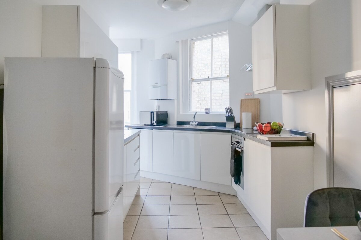 Stylish 2 bed apartment in superb location gallery image 4