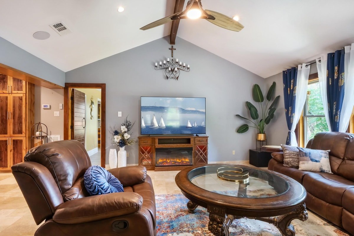 Austin Retreat 4 Bedroom, 3.5 Bath, Pool, & HotTub gallery image 5