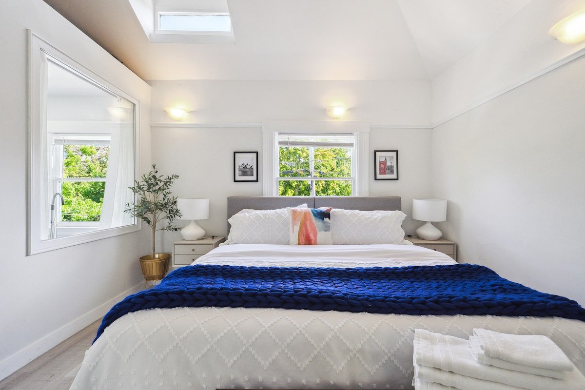 Centrally Located | Luxury Living | Outdoor Oasis gallery image 5