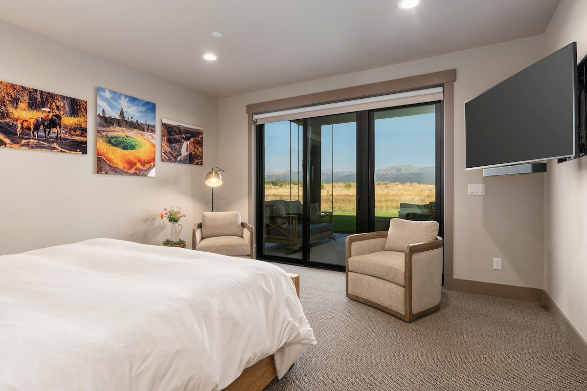 Basecamp Stays: Lux Retreat, Teton Views, 3 Acres! gallery image 2