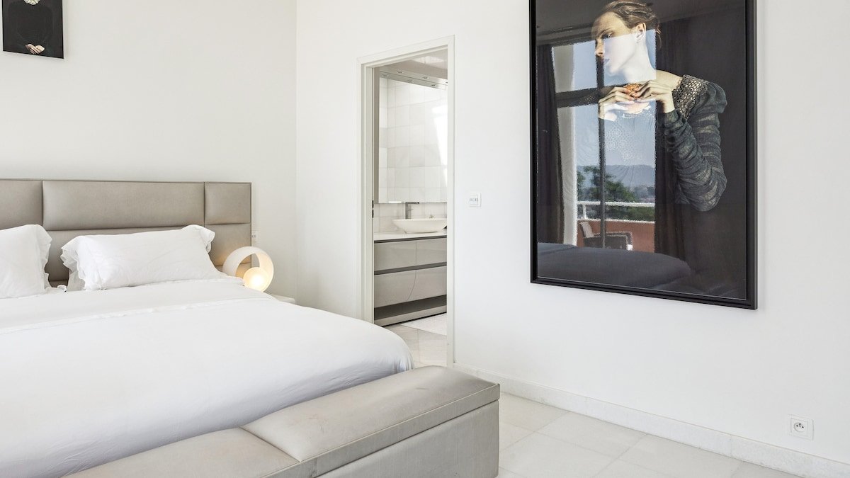 8-bedroom villa close to the center of Cannes gallery image 4