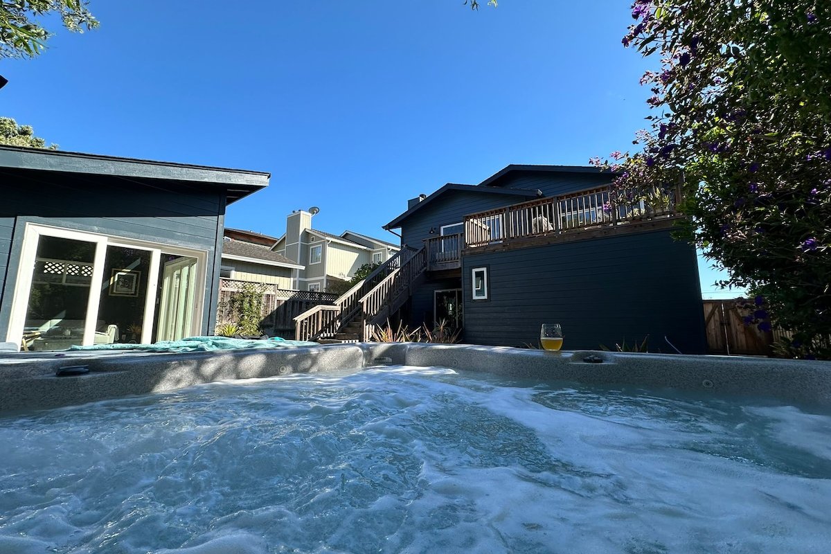 Spacious Coastal Retreat near the Harbor/Beaches gallery image 3