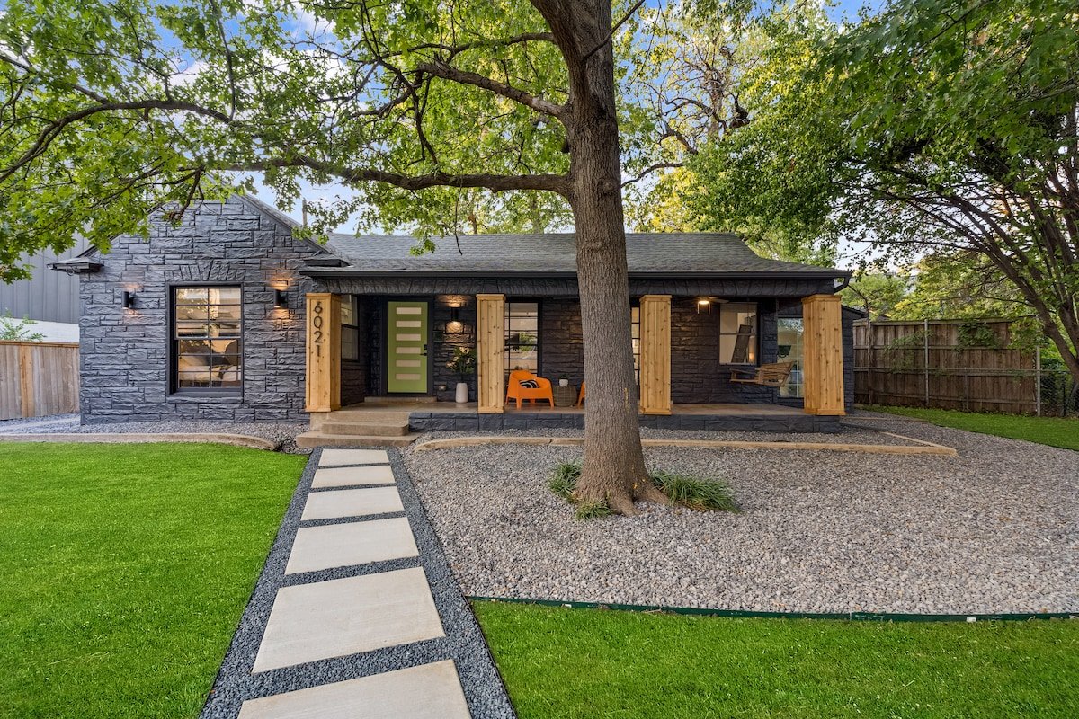 Heated Pool located in the Heart of Dallas! gallery image 4