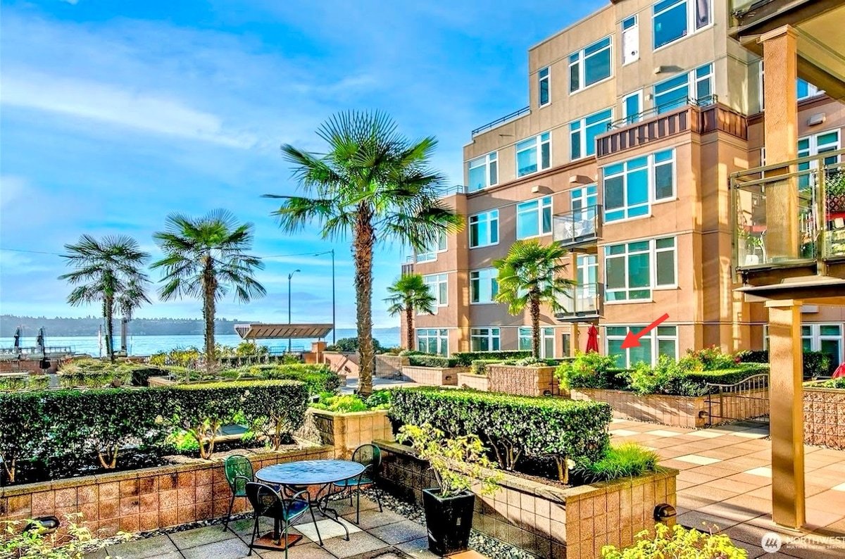 Seattle Waterfront Retreat gallery image 2