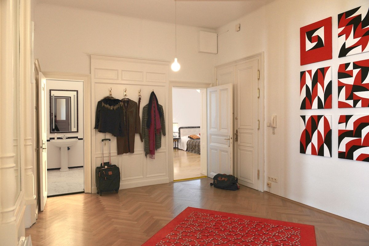 delightful sunbathed city-apartment gallery image 4